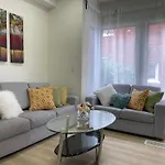 Victoria Family Vacation Home - King Bed Private Yard Bbq Deck Gazebo - 4 Minutes To The Falls
