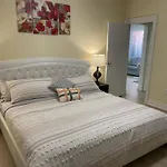 Victoria Family Vacation Home - King Bed Private Yard Bbq Deck Gazebo - 4 Minutes To The Falls