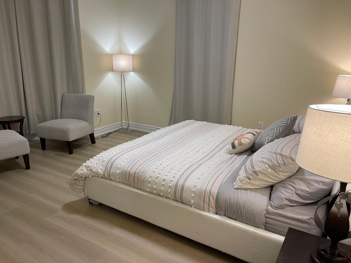 Ferienhaus Victoria Family Vacation - King Bed Private Yard Bbq Deck Gazebo - 4 Minutes To The Falls Niagara-Fälle
